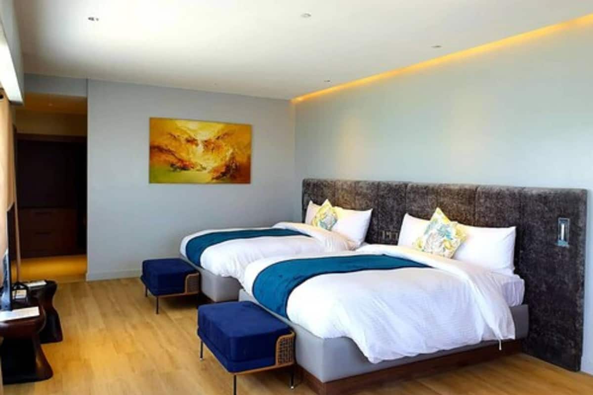 Minibar, in-room safe, desk, iron/ironing board