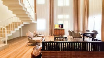 Suite familiar | Área de sala de estar | Televisión de pantalla plana