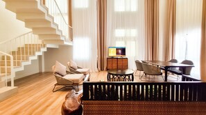 Suite familiar | Zona de estar | Una televisión de pantalla plana