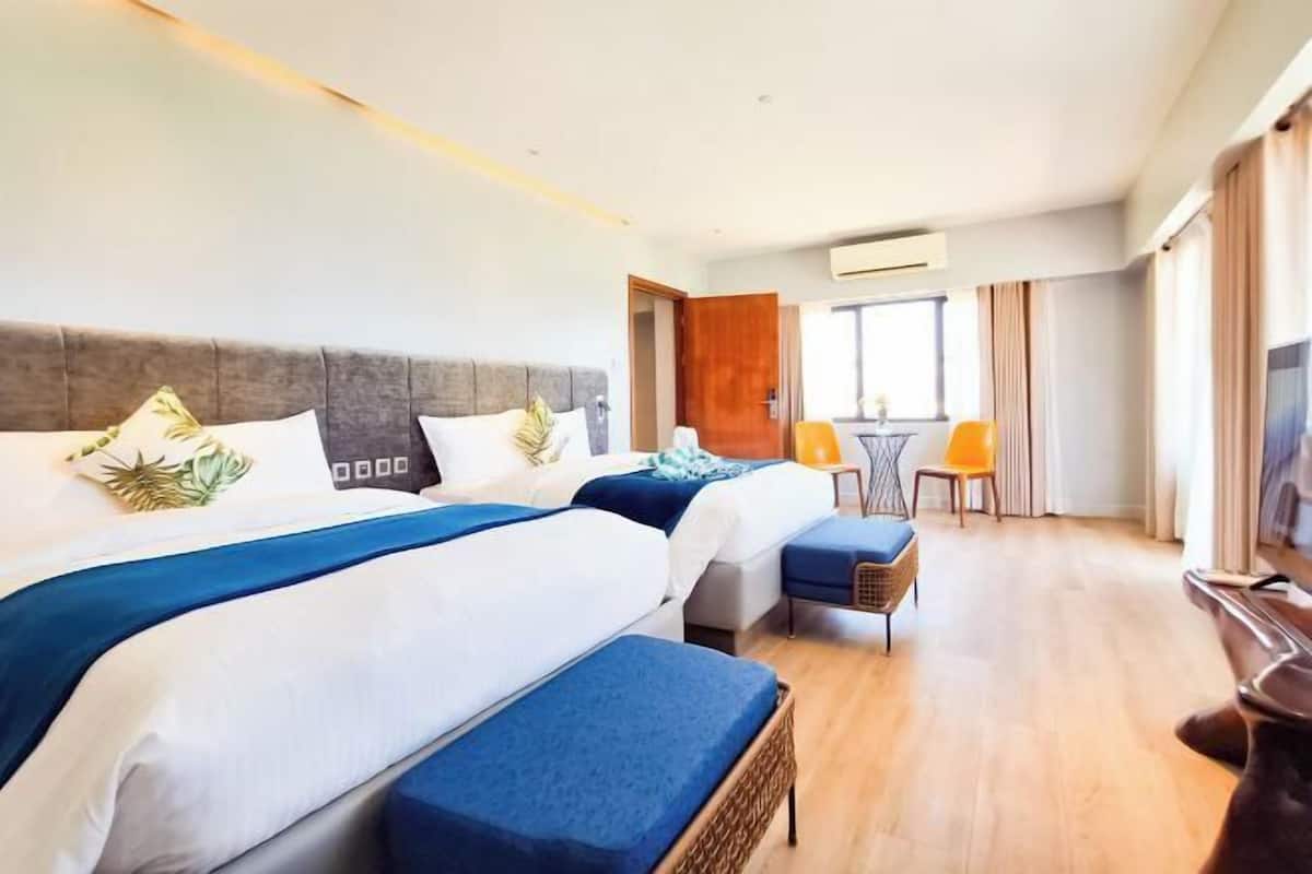 Minibar, in-room safe, desk, iron/ironing board