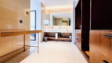 Un baño moderno con un espejo grande, un lavabo y un mueble de tocador.
