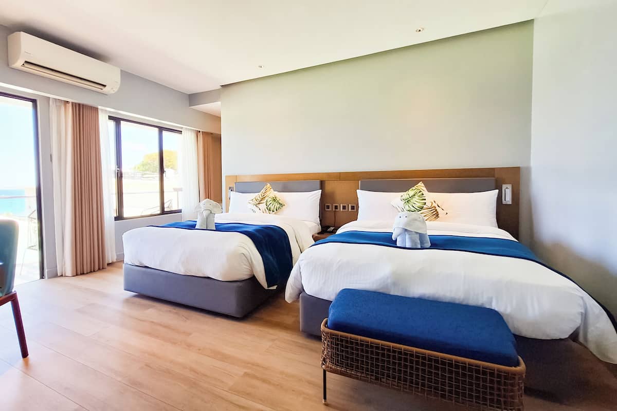 Premier Room | Minibar, in-room safe, desk, iron/ironing board