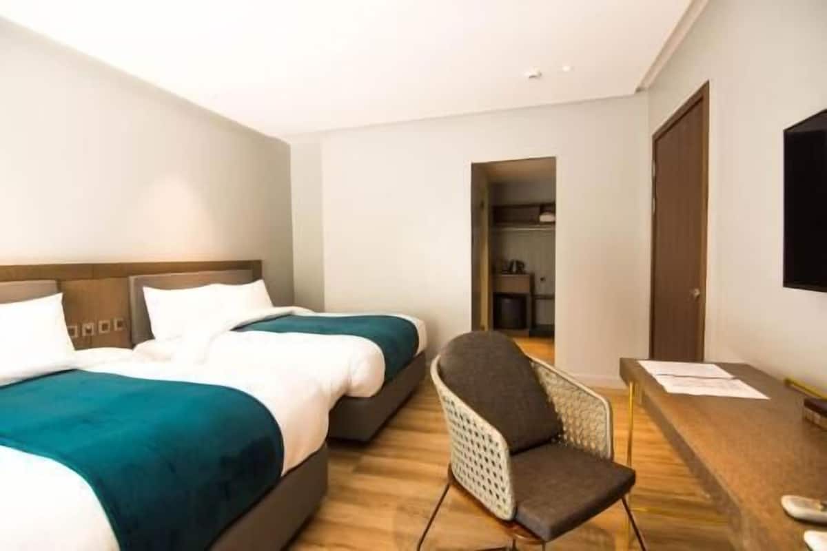 Minibar, in-room safe, desk, iron/ironing board