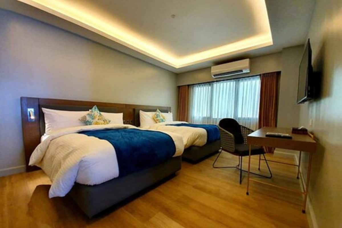 Minibar, safe på rommet, skrivebord og strykejern/-brett