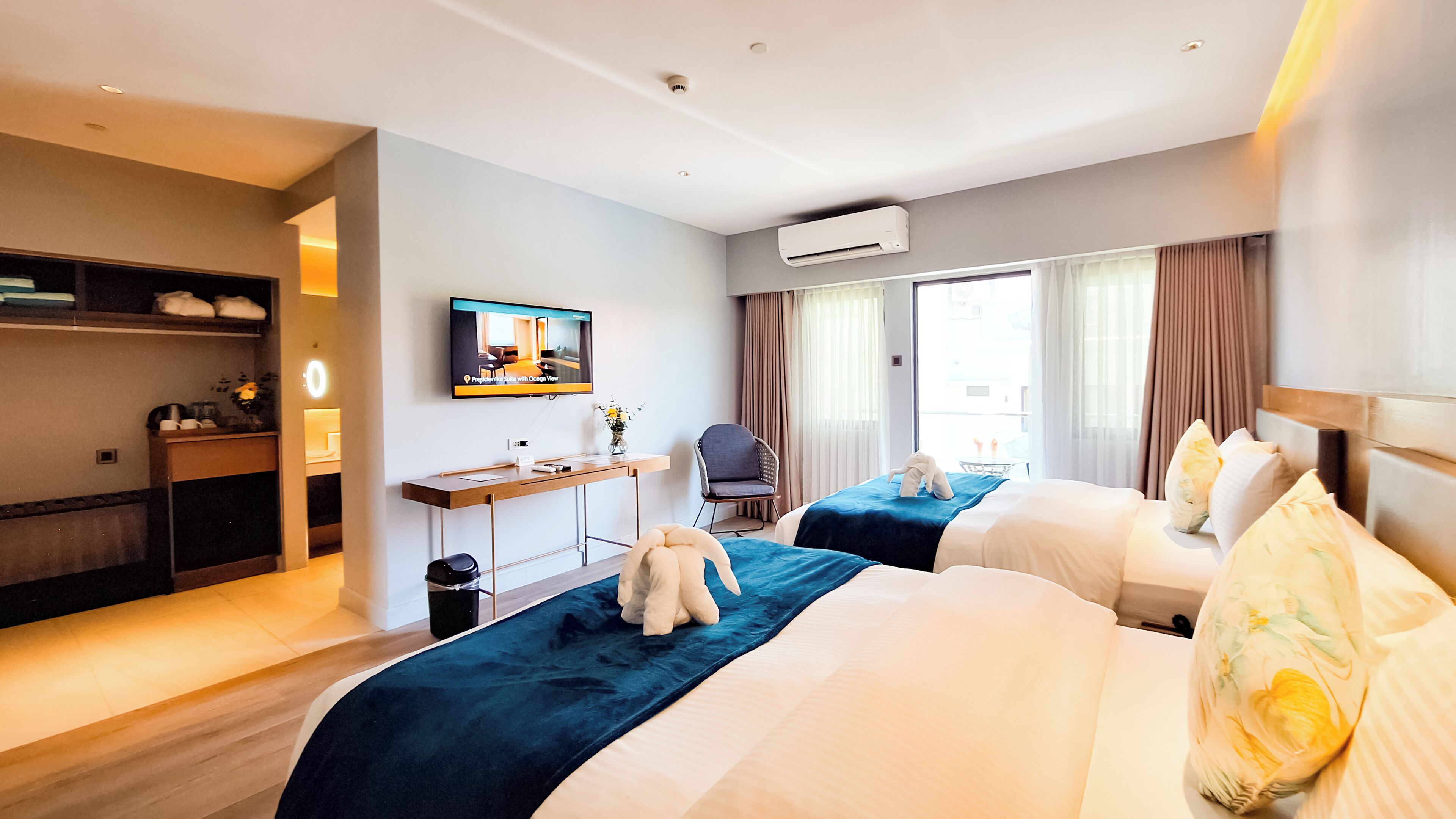 deluxe room | minibar, in-room safe, desk, iron/ironing board