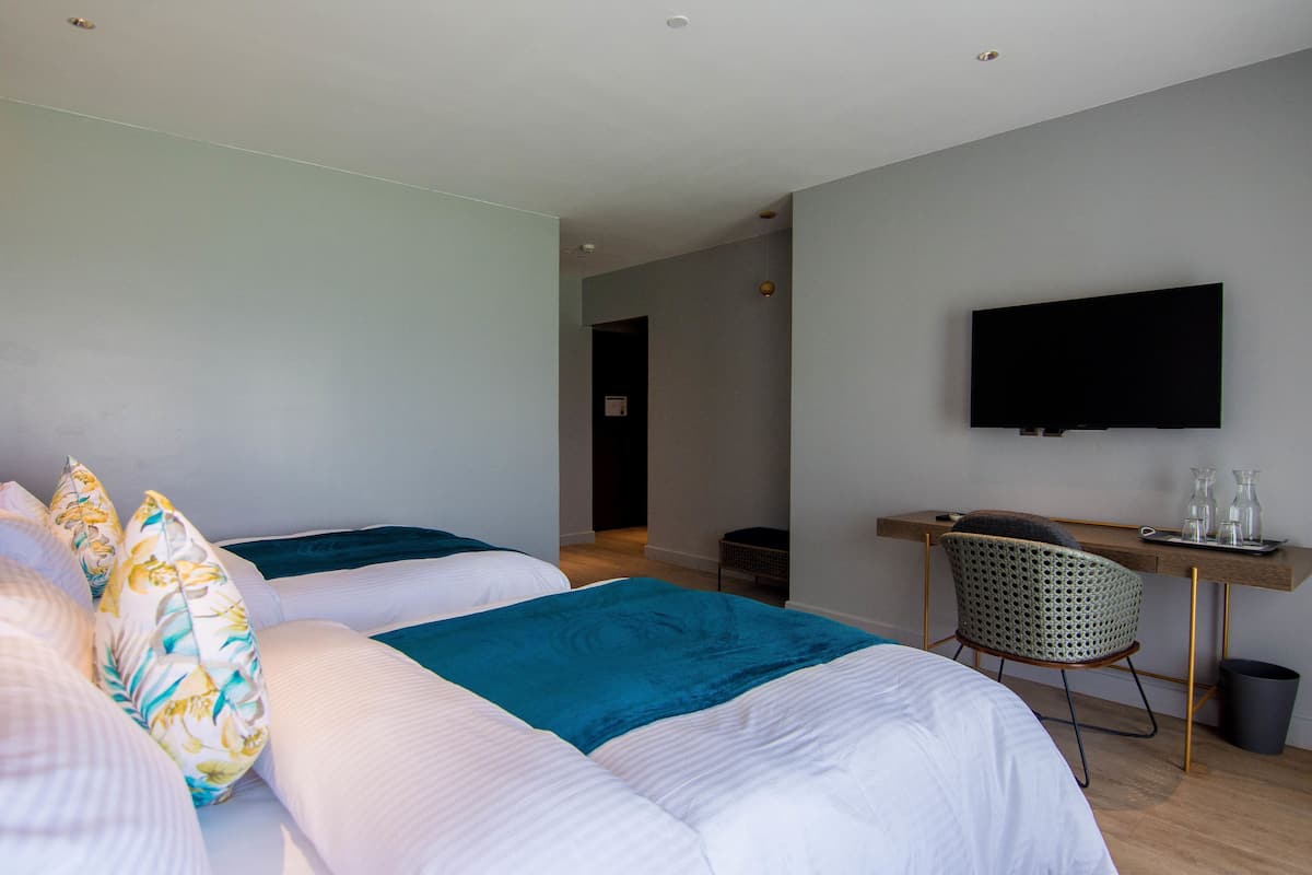 Minibar, safe på rommet, skrivebord og strykejern/-brett