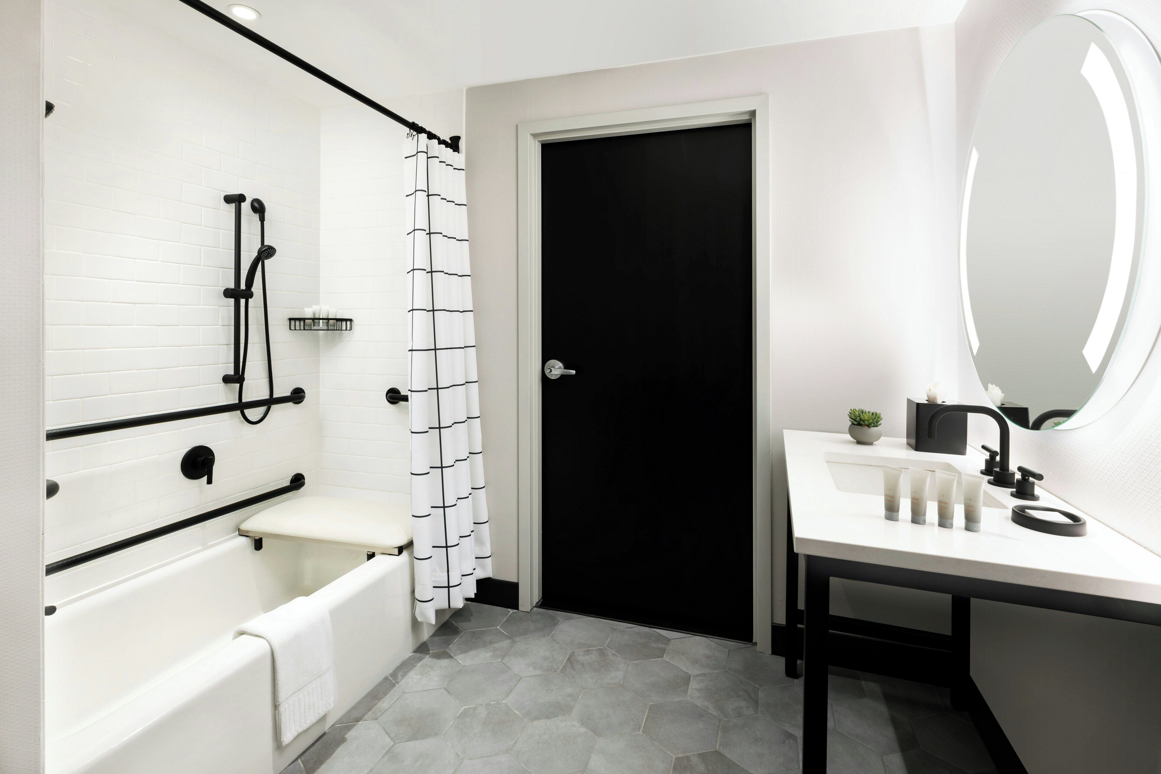 Un baño moderno con bañera, inodoro, ducha y lavabo.