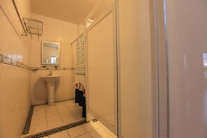 家庭間 5人 | 浴室 | 吹風機、拖鞋、毛巾、洗髮精