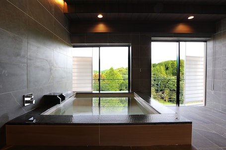 Royal suite room, Non Smoking | Bathroom | Combined shower/tub, rainfall showerhead, hair dryer, towels