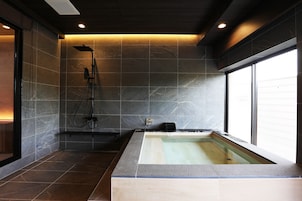 Bañera con ducha, cabezal de ducha tipo lluvia, secador de pelo, toallas