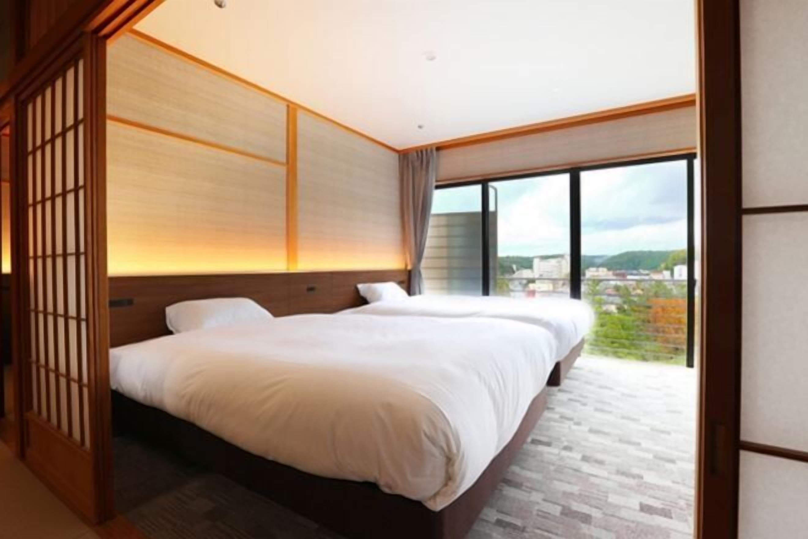 In-room safe, bed sheets