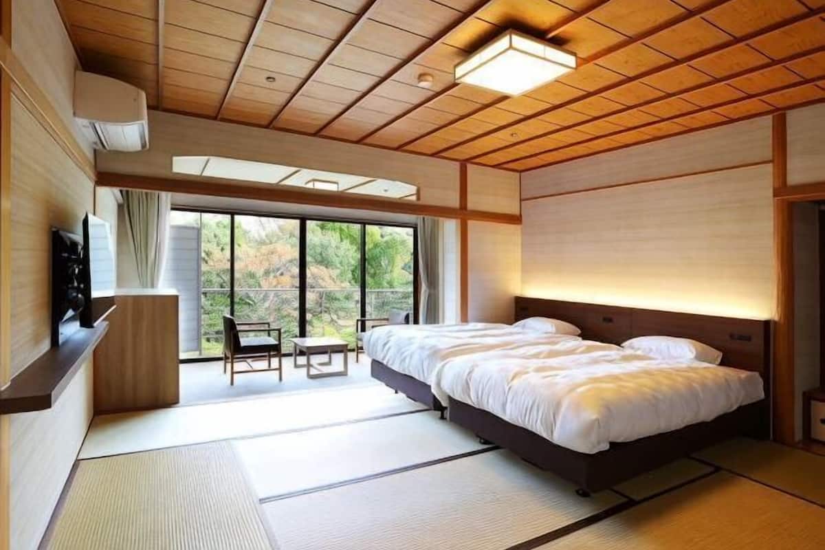 In-room safe, bed sheets