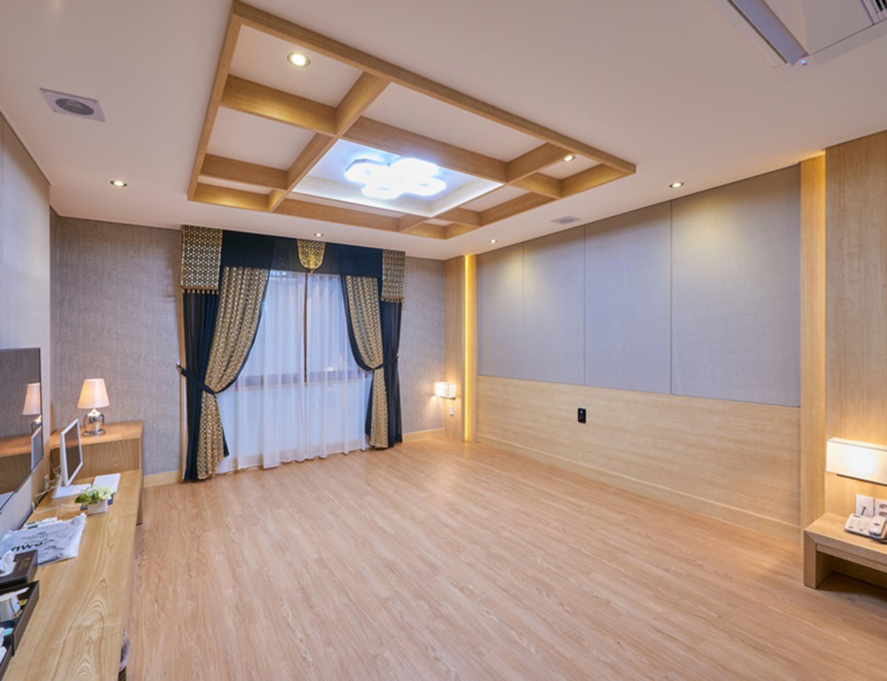 ファミリー ルーム (Ondol) | デスク、遮光カーテン、防音設備、WiFi (無料)