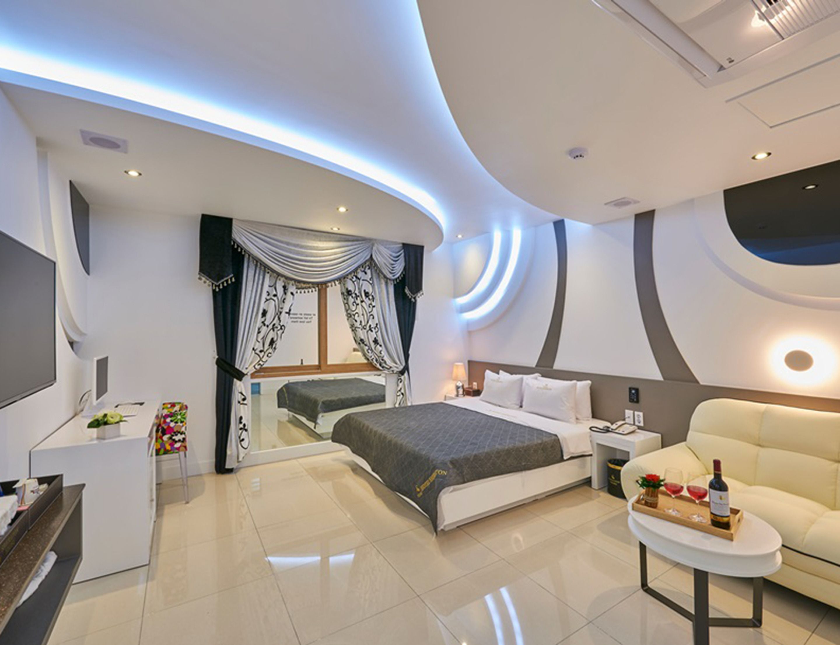 ダブルまたはツインルーム | デスク、遮光カーテン、防音設備、WiFi (無料)