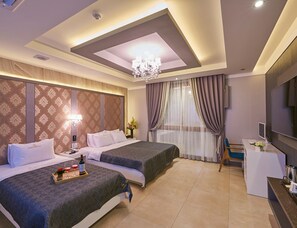 スイート (2 Beds) | デスク、遮光カーテン、防音設備、WiFi (無料)