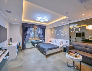 ルーム (Group) | デスク、遮光カーテン、防音設備、WiFi (無料)