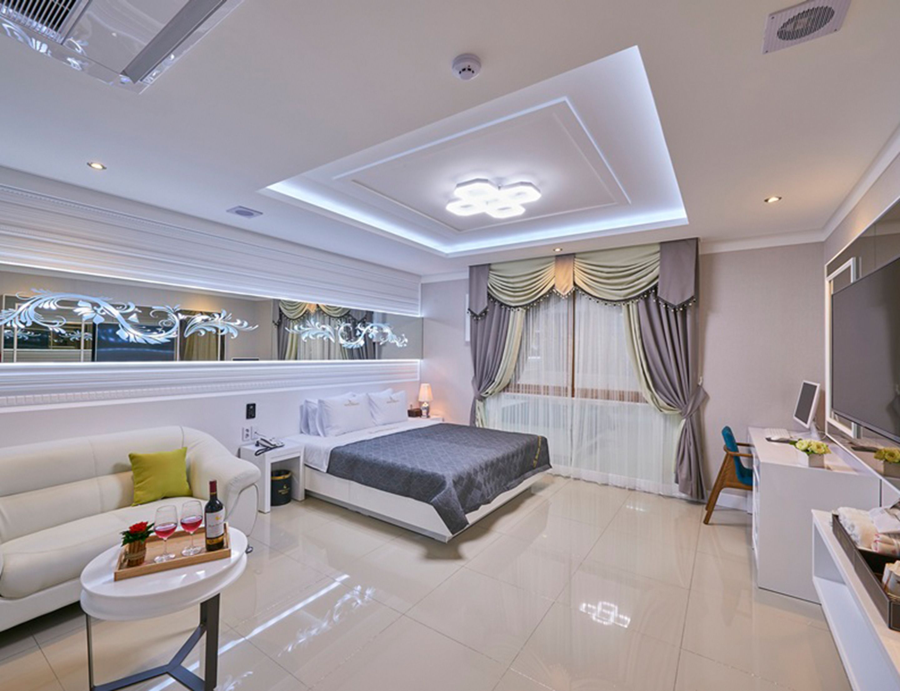 デスク、遮光カーテン、防音設備、WiFi (無料)