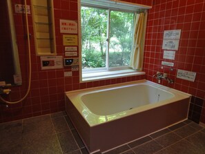Huis (Private Vacation) | Badkamer | Een aparte badkuip en douche, een bronwaterbad, gratis toiletartikelen
