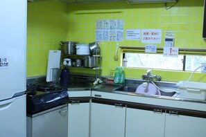 Casa (Private Vacation) | Cocina básica privada | Frigorífico, microondas, placa de cocina y lavavajillas