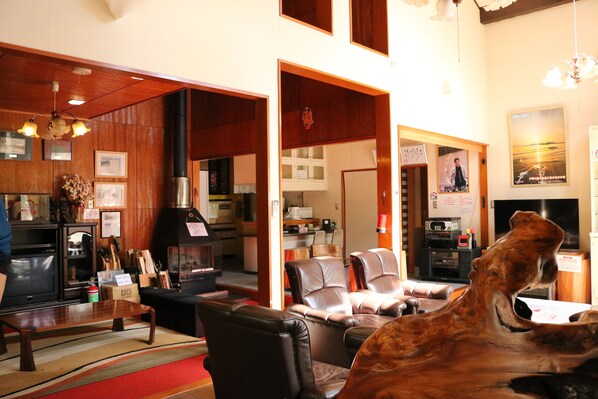 Casa (Private Vacation) | Sala de estar | Televisión LCD de 47 pulgadas con canales por satélite, una televisión