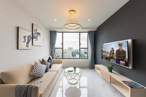 Escritorio, sistema de insonorización y tabla de planchar con plancha 