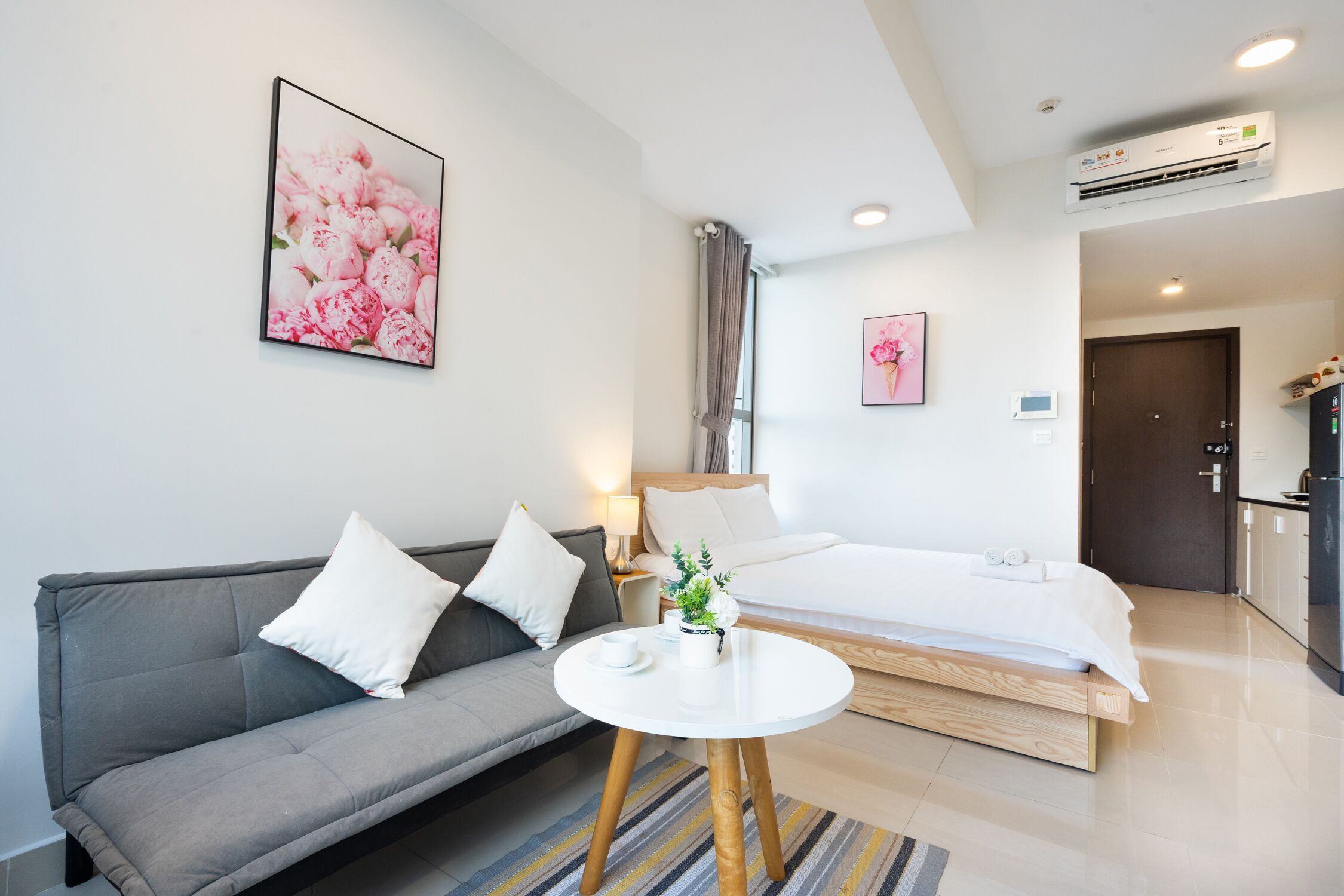 Estúdio | Escrivaninha, quartos à prova de som, ferros/tábuas de passar roupa