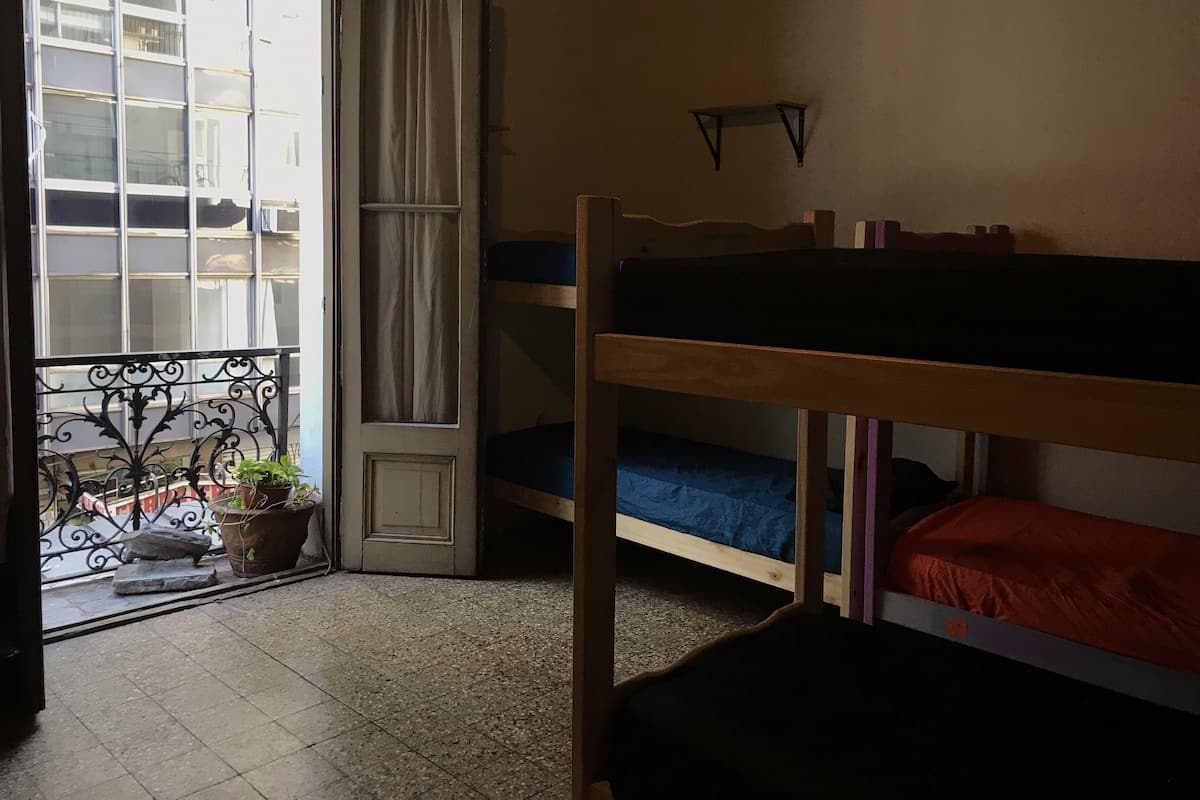 Dormitório compartilhado econômico, em dormitório misto, sacada, vista para a cidade | Roupa de cama