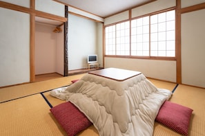 Down comforters, free WiFi, bed sheets - Mountain Lodge at 1,400m Hütte Jil Shirakabako (Chino)