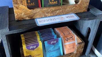 Una exhibición de productos de té, incluyendo Darjeeling y Janat, junto con diversas infusiones de hierbas como manzanilla y jengibre.