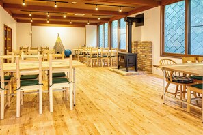 Dining room - Mountain Lodge at 1,400m Hütte Jil Shirakabako (Chino)