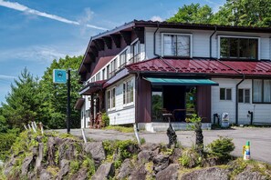 Front of property - Mountain Lodge at 1,400m Hütte Jil Shirakabako (Chino)