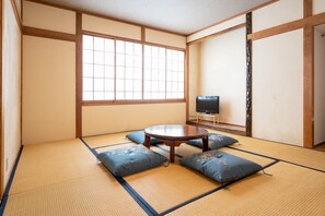 일본식 객실, 금연, 공용 욕실 (For 4 guests,No towels ,No AC) | 오리/거위털 이불, 무료 WiFi, 침대 시트