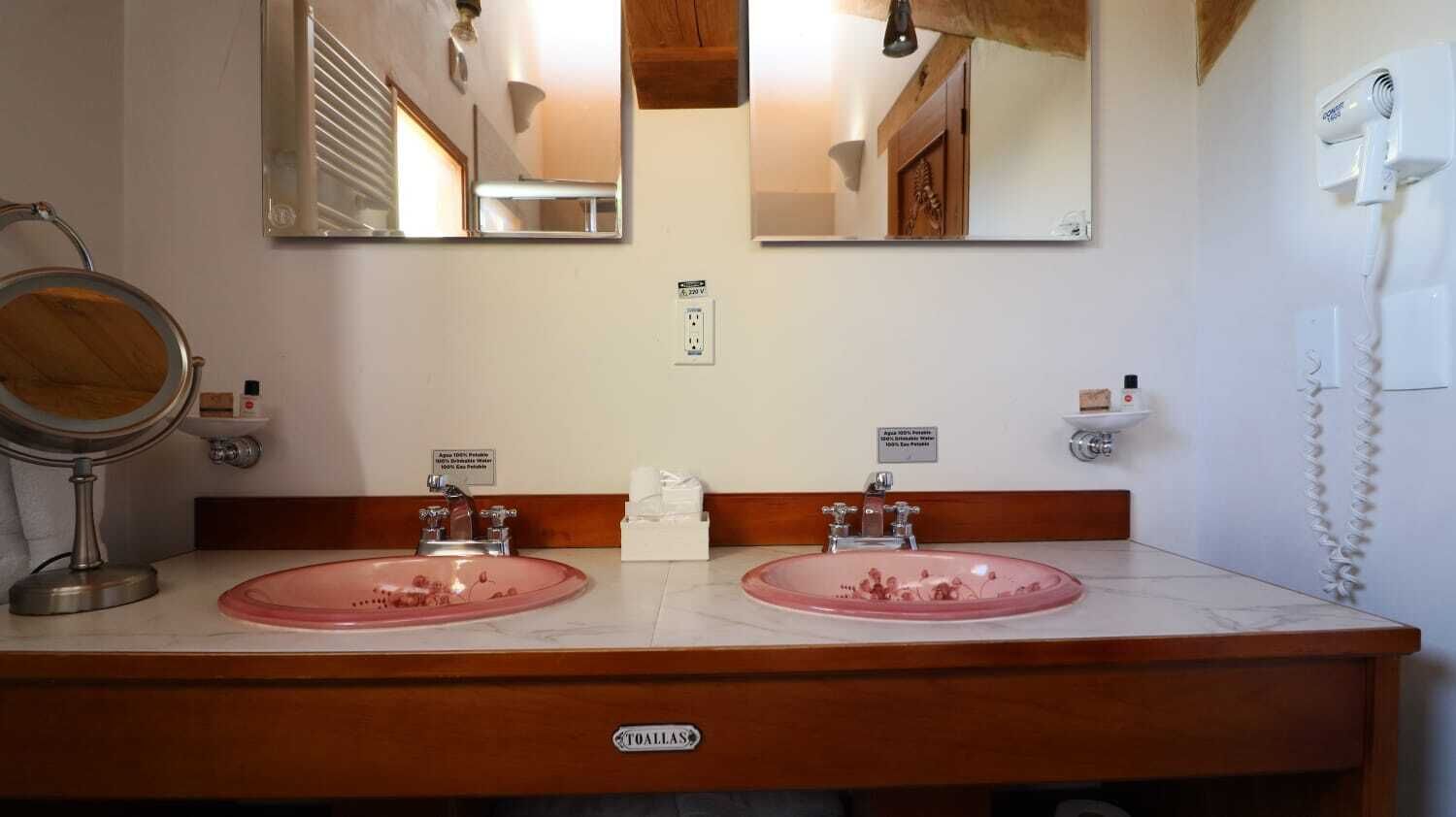 deluxe suite | bathroom | shower, hair dryer, towels, soap