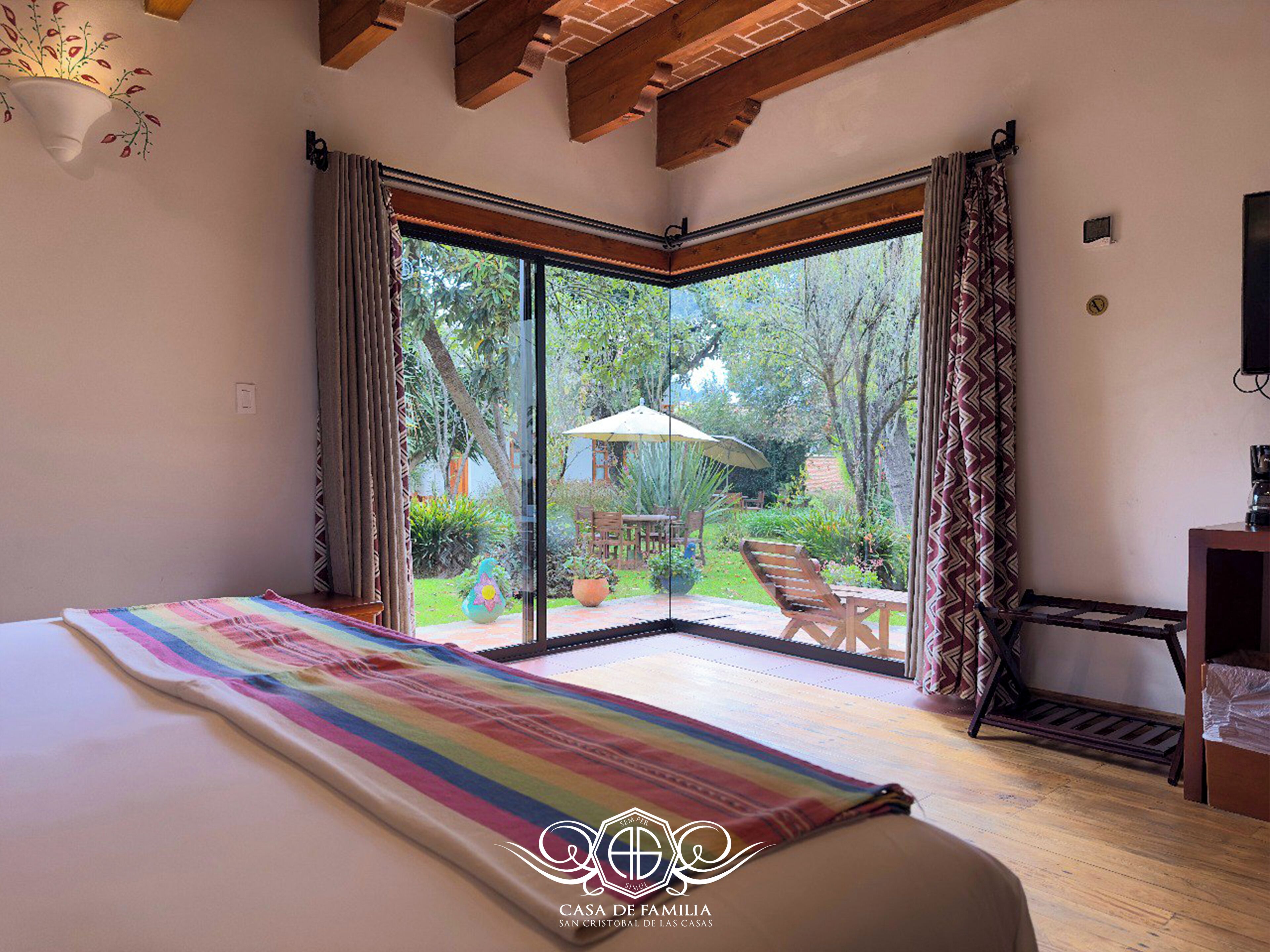 ميني بار وخزنة داخل الغرفة ومكتب ومكواة/لوح كي