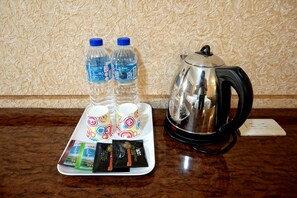 办公桌、遮光窗帘、免费 WiFi、床单