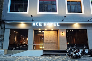 Property entrance - ACE Hotel (Taoyuan City)
