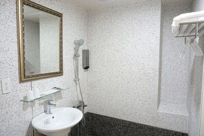 Business Quadruple Room, 2 Double Beds, Accessible, Non Smoking | Bathroom - ACE Hotel (Taoyuan City)