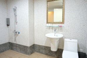 スタンダード ダブルルーム ダブルベッド 1 台 禁煙 | バスルーム | シャワー、レインフォールシャワー、バスアメニティ (無料)、ヘアドライヤー