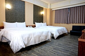 商务四人房, 2 张双人床, 无障碍, 无烟房 | 办公桌、遮光窗帘、免费 WiFi、床单