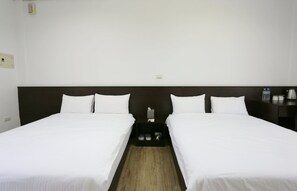 Kamar Quadruple Comfort, 2 Tempat Tidur Double, Bebas Asap Rokok | Meja kerja, Wi-Fi gratis, dan seprai linen