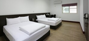 Comfort Quadruple Room, 2 Double Beds, Non Smoking | Desk, free WiFi, bed sheets - Oak Garden Hotel (Hualien City)