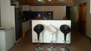 Biệt thự Deluxe | Bếp riêng | Tủ lạnh, lò vi sóng, lò nướng, bếp nấu 