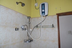 الدش داخل الحمام