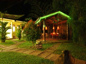 Fassade der Unterkunft – Abend/Nacht