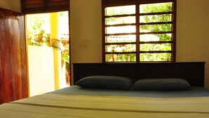 Deluxe Double Room | Soundproofing, WiFi (free) - Poppies Mirissa (Mirissa)