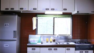 Huis (Private Vacation) | Privékitchenette | Een koelkast, een microgolfoven, een kookplaat