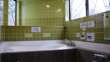 Huis (Private Vacation) | Badkamer | Een aparte badkuip en douche, een bronwaterbad, gratis toiletartikelen