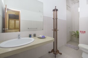 Deluxe resortwoning, niet-roken | Badkamer | Een douche, gratis toiletartikelen, een haardroger, een bidet