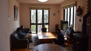 บ้านพัก (Private Vacation Home) | ห้องนั่งเล่น | ทีวีจอแบน, เตาผิง, เครื่องเล่นดีวีดี