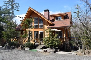 Front of property - Heart Land Hills Longing of log house (Shika)